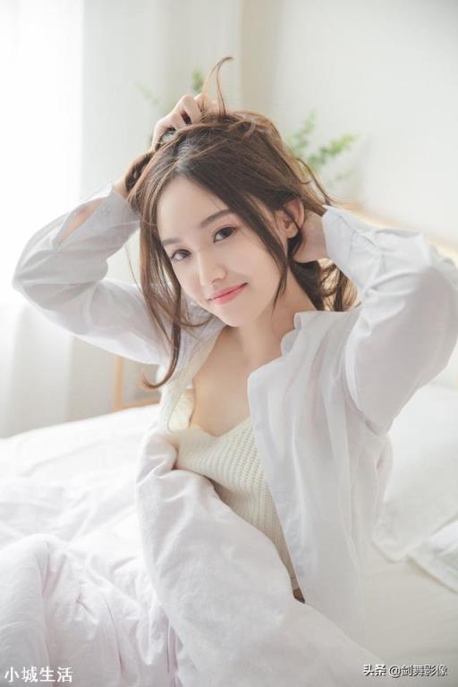 摄影师，模特穿着浅色的衣服怎么拍摄出暗调子的效果？