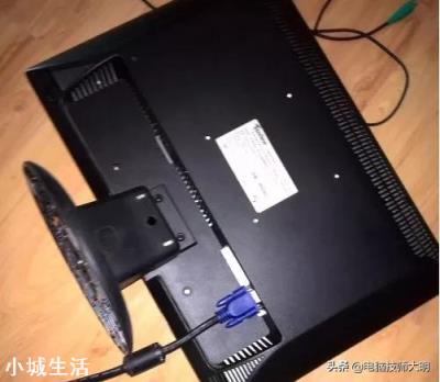 电脑为什么显示器不亮但主机箱正常运行？
