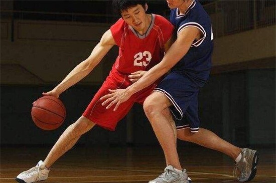 打篮球运球正确姿势