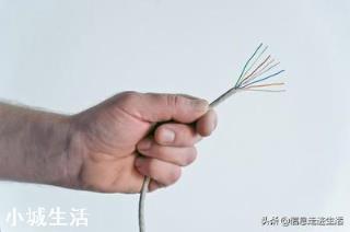 从别人家拉一条网线，距离太远，中间需不需要装一个交换机？为什么？