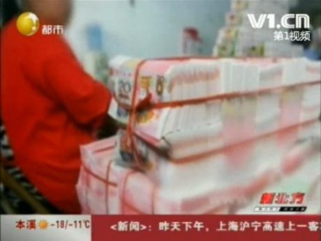 女子花15万换冥币:40岁武隆女子花15万换100万假钞被骗仅得1箱冥币
