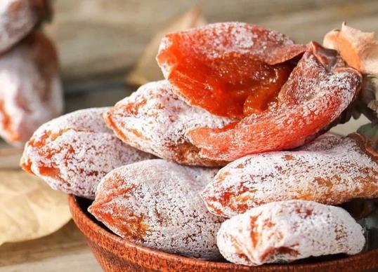 柿饼上的白色物质是什么？柿饼上有白色的东西可以吃吗？