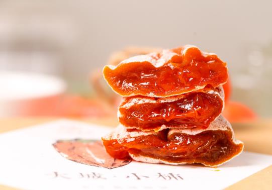 柿饼上的白色物质是什么？柿饼上有白色的东西可以吃吗？