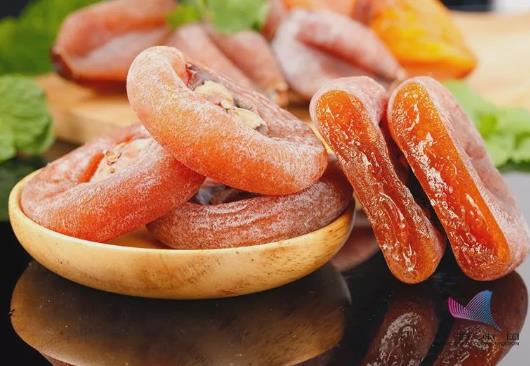 柿饼上的白色物质是什么？柿饼上有白色的东西可以吃吗？