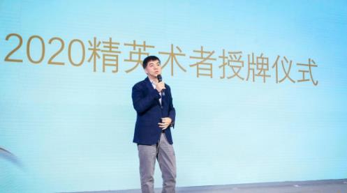 做隆胸創新技術學術分享 才杰教授受邀傲諾拉年度盛典