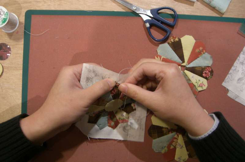 布艺作品手工拼布花型手提包包的手工布艺制作方法