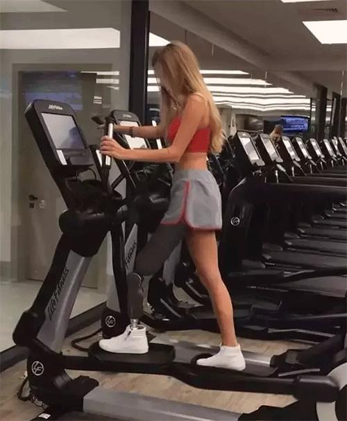 性感身材令人眼前一亮 獨腿美女酷愛健身