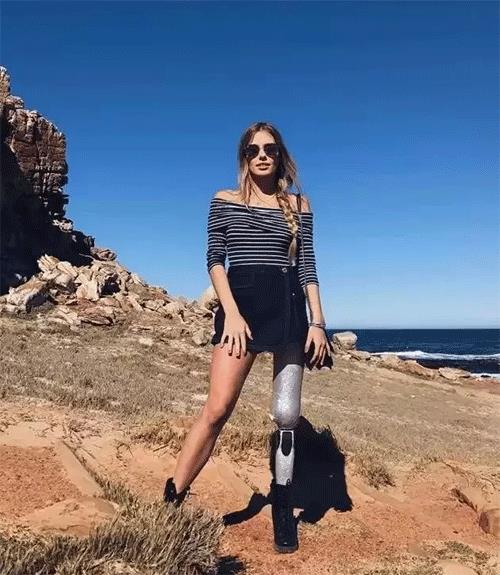 性感身材令人眼前一亮 獨腿美女酷愛健身
