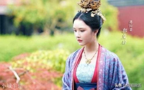 为什么《清平乐》里那个皇上幼年的时候有一位中宫之后。后来亲政后又娶了一位皇后。那之前那个呢,你怎么看?