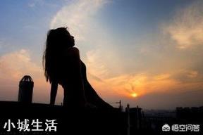 每次拍夜景人像，不开闪光灯人是黑的，开了闪光灯背景是黑的，到底应该怎么拍？