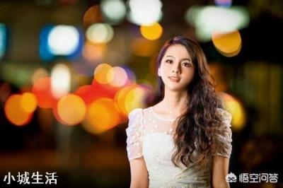 每次拍夜景人像，不开闪光灯人是黑的，开了闪光灯背景是黑的，到底应该怎么拍？