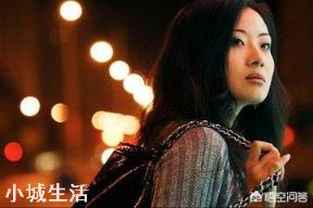每次拍夜景人像，不开闪光灯人是黑的，开了闪光灯背景是黑的，到底应该怎么拍？