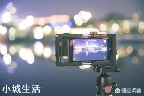 每次拍夜景人像，不开闪光灯人是黑的，开了闪光灯背景是黑的，到底应该怎么拍？