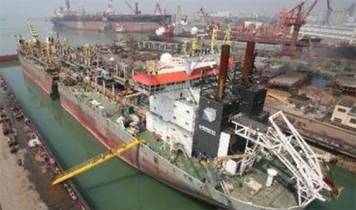 日本制出200米的挖泥船 世界最大的挖泥船