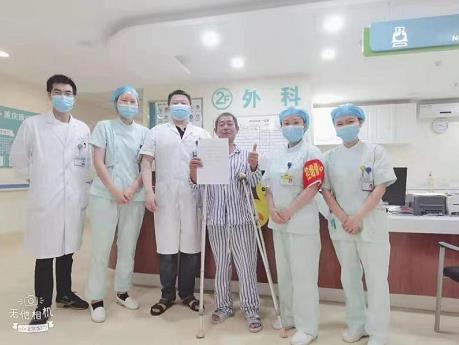 重慶康華醫(yī)院提示 重慶一老伯長了拳頭大小的腎結(jié)石，警惕他的壞習(xí)慣