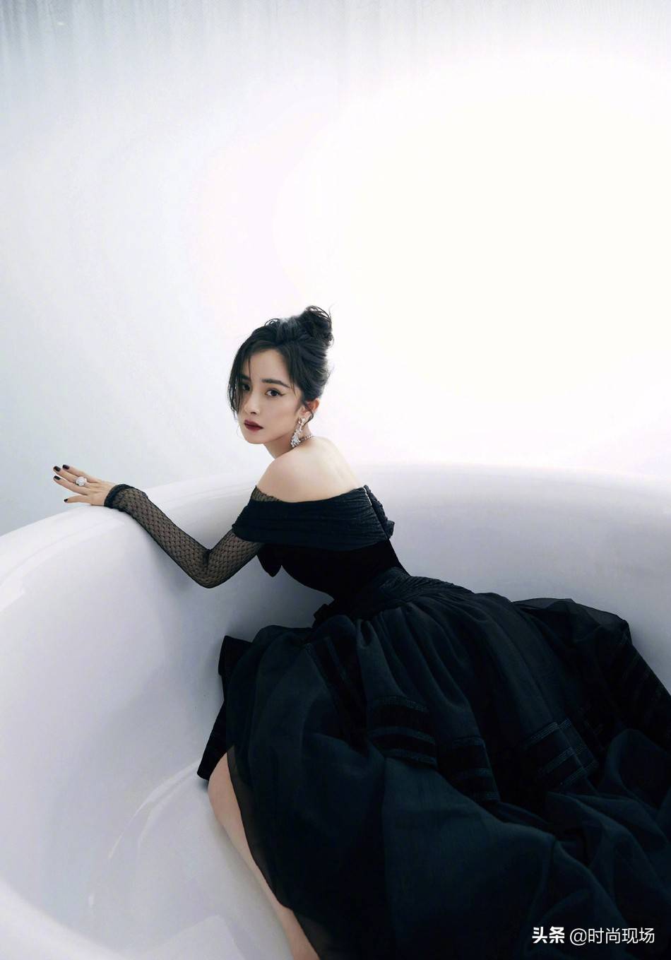 杨幂身穿黑纱透视礼服大秀好身材 杨幂透视装