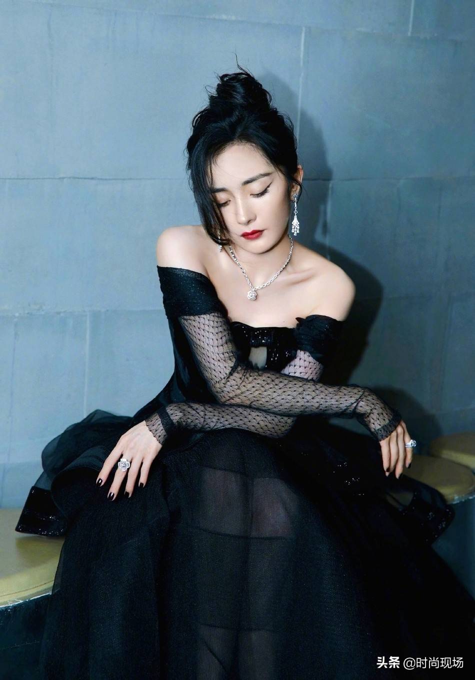 杨幂身穿黑纱透视礼服大秀好身材 杨幂透视装