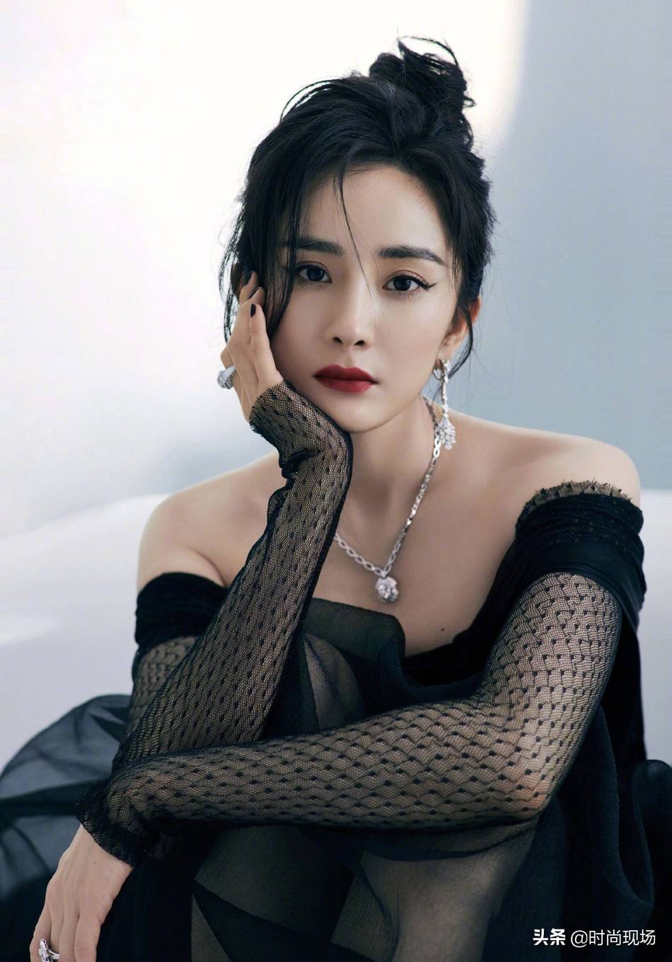 杨幂身穿黑纱透视礼服大秀好身材 杨幂透视装