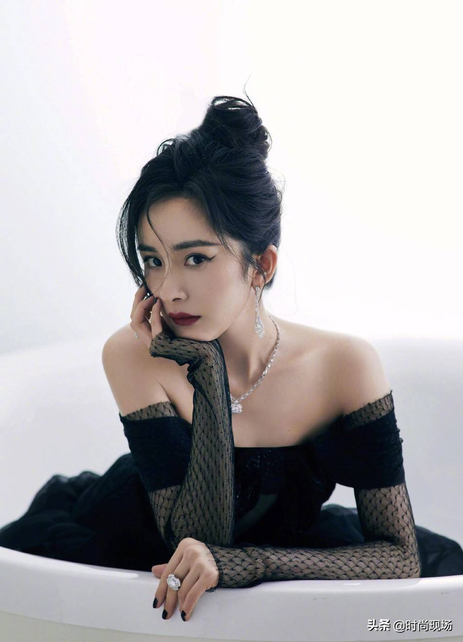 杨幂身穿黑纱透视礼服大秀好身材 杨幂透视装