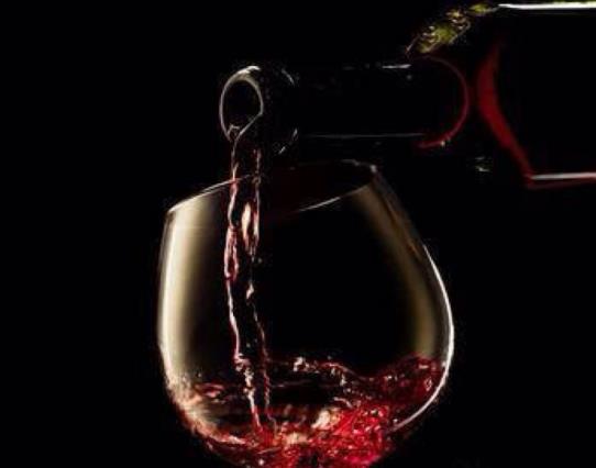 喝了紅酒怎么解酒最好？正常女性喝多少紅酒會醉？