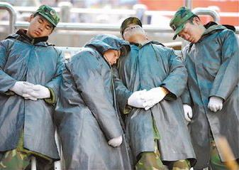 有錢沒錢回家過年，盤點歷年春節春運中讓人淚奔的瞬間！