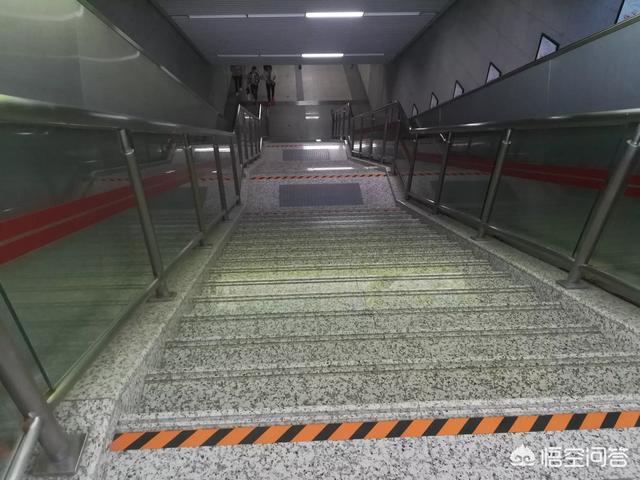 当今社会,公务员还火爆吗?有机会的话愿意转行当公务员吗?
