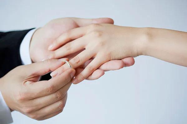 农村老话说“送亲要小，接亲要老”是什么意思？有道理吗？