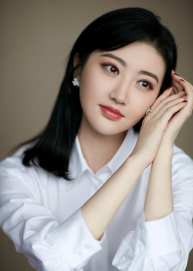 如何以“傾城佳麗”四個字作一首藏頭詩？
