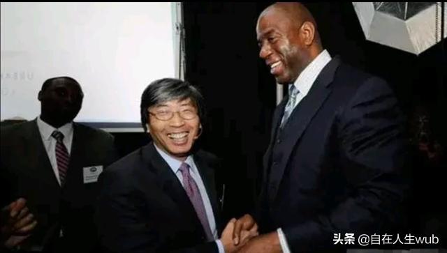 如何看待头条一堆人谴责华人首富黄馨祥入美国籍，捐款美国的事？