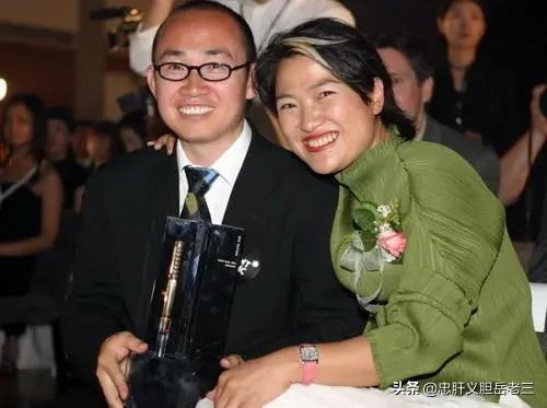 如何看待头条一堆人谴责华人首富黄馨祥入美国籍，捐款美国的事？