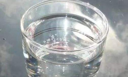 用温水洗脸可以预防粉刺 夏季是痤疮粉刺的高发季节