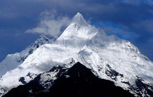 云南的第一高峰卡瓦格博峰海拔6740m 世界上最美的雪山梅里雪山