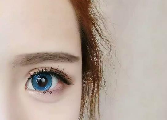 美瞳滑进眼球里不见了怎么取出?美瞳戴反了会不会有什么影响