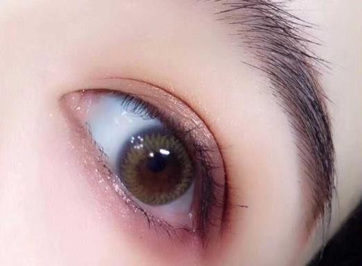 美瞳滑进眼球里不见了怎么取出?美瞳戴反了会不会有什么影响