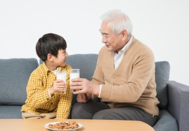 普通人、孕妇、老年人每天需要多少钙？骨头里的钙会随着年龄增长而流失吗？