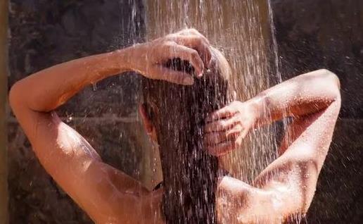 冬天洗冷水澡要注意什么 冬天洗冷水澡好不好