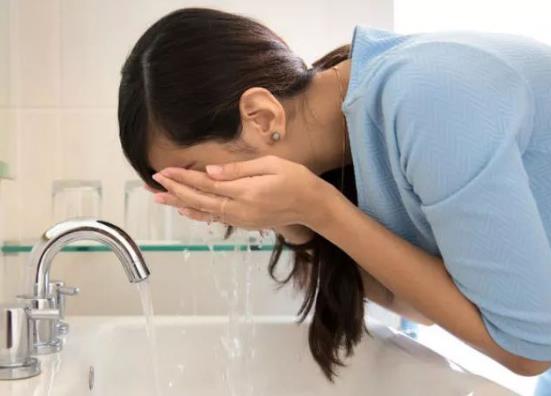 痘痘肌用睡眠面膜可以不洗吗？油皮痘痘肌一天洗几次脸？