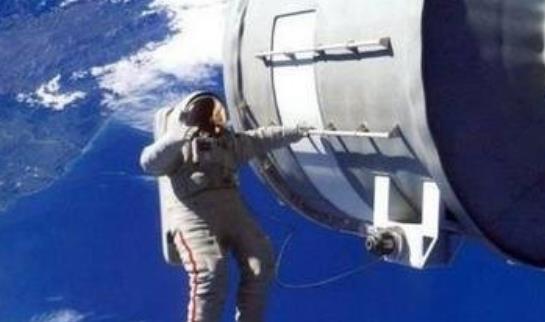 1965年3月18日列昂诺夫进入太空飞行 人类首次太空行走