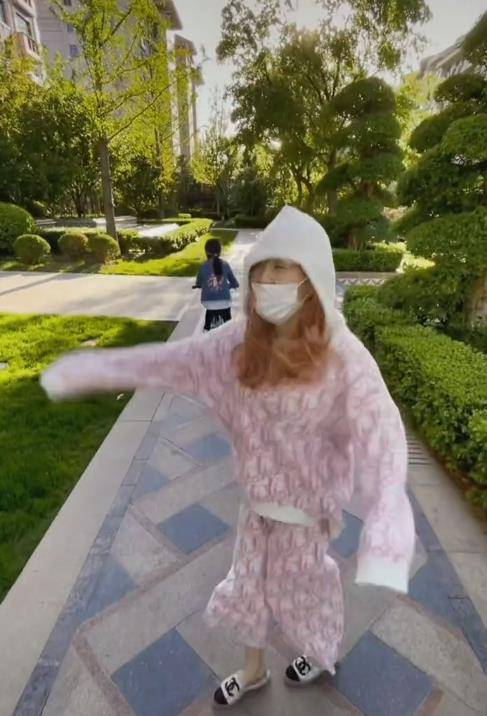 王宝强10岁女儿大变样 王宝强女儿