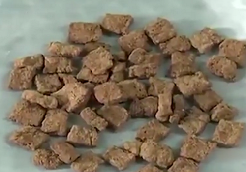 方便面牛肉粒怎么做的 知道真相眼泪留下来