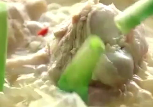 方便面牛肉粒怎么做的 知道真相眼泪留下来