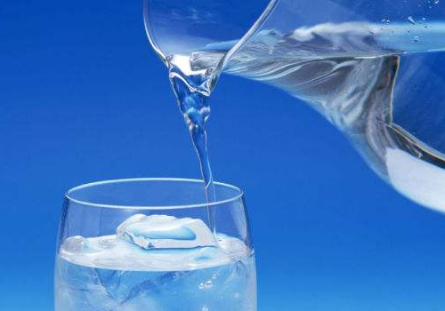 水中毒的症状表现 一天喝多少水会中毒