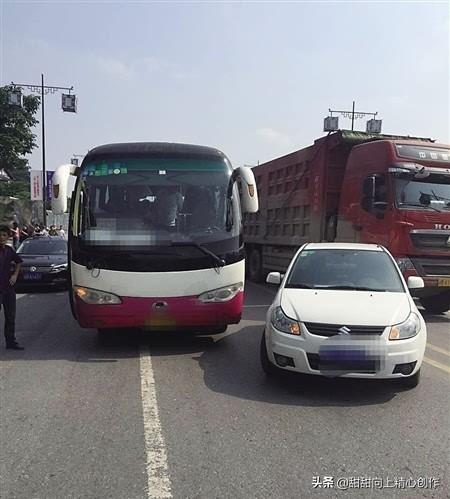 为什么小汽车的玻璃是斜的大客车是直的?