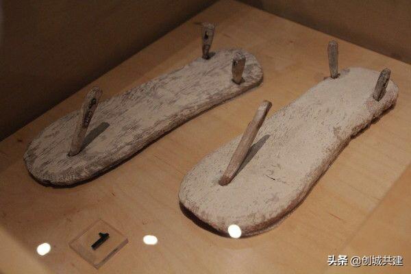 如今穿鞋分左右，是始于何时？古人穿鞋分左右吗？