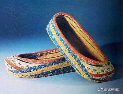 如今穿鞋分左右，是始于何时？古人穿鞋分左右吗？