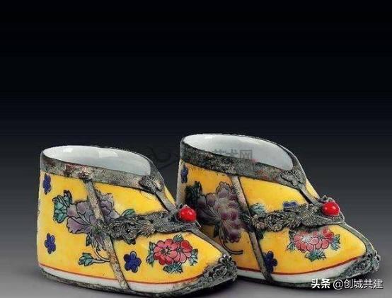 如今穿鞋分左右，是始于何时？古人穿鞋分左右吗？