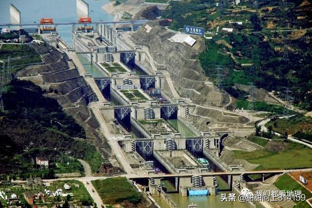 三峡大坝为何会采取五级船闸过坝方式？