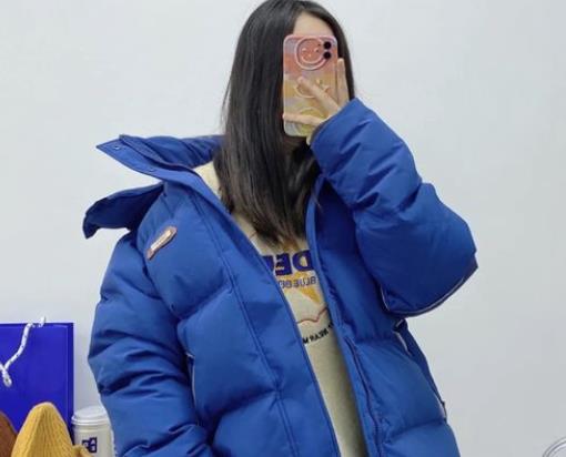 克莱因蓝和绿色哪个显白?克莱因蓝色的衣服显老吗