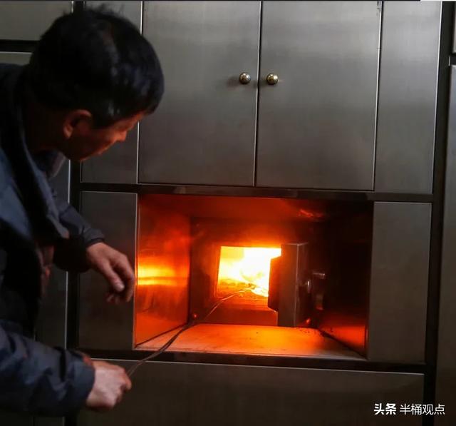 人死后，会清理遗体内的大便吗，还是让大便留在体内，直接埋葬？