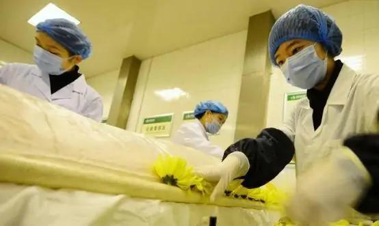 人死后，会清理遗体内的大便吗，还是让大便留在体内，直接埋葬？